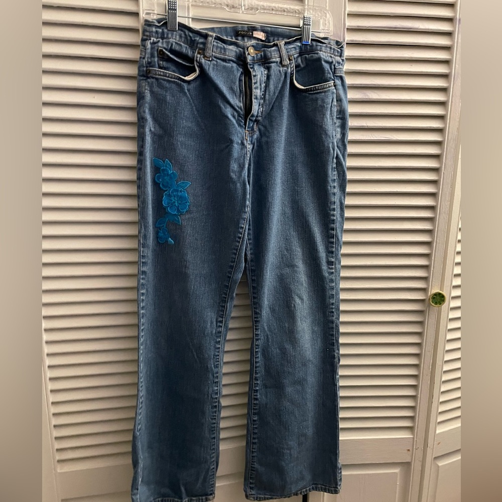 Focus jeans with blue flower appliqué